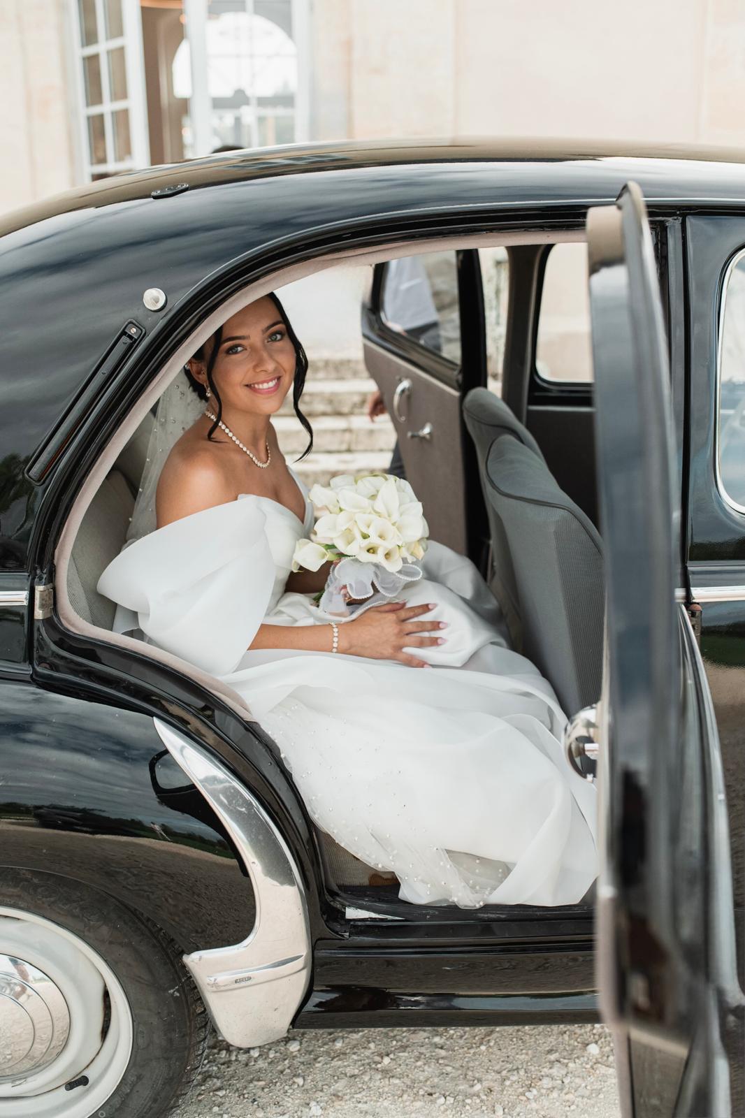 Maquillage mariée sortant de la voiture
